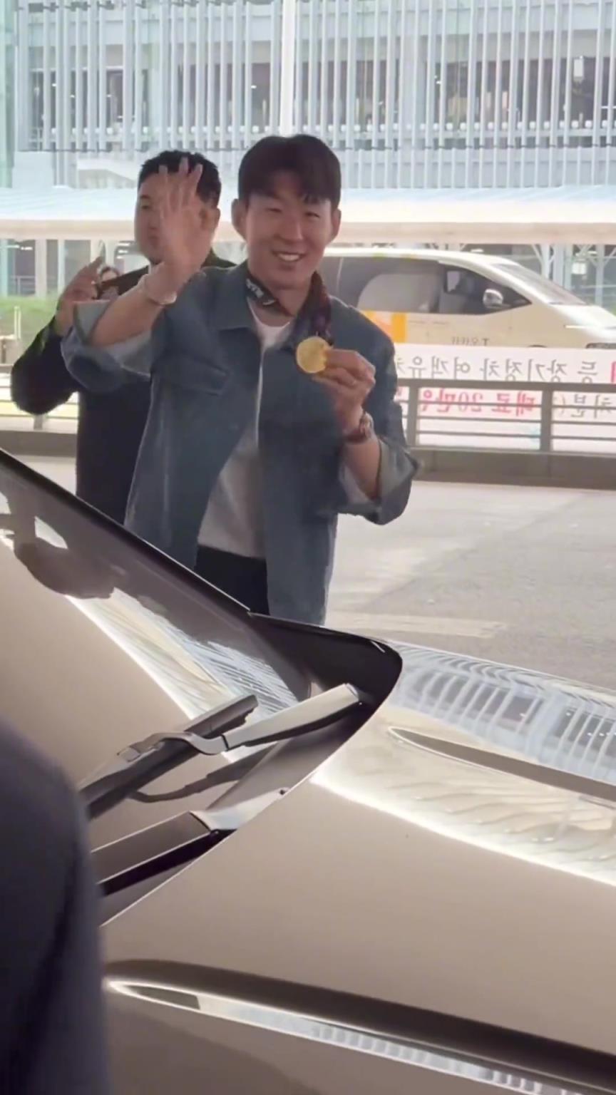 衣錦還鄉(xiāng)！孫興慜返回韓國(guó)，眾多女球迷讓其把歐聯(lián)獎(jiǎng)牌戴上