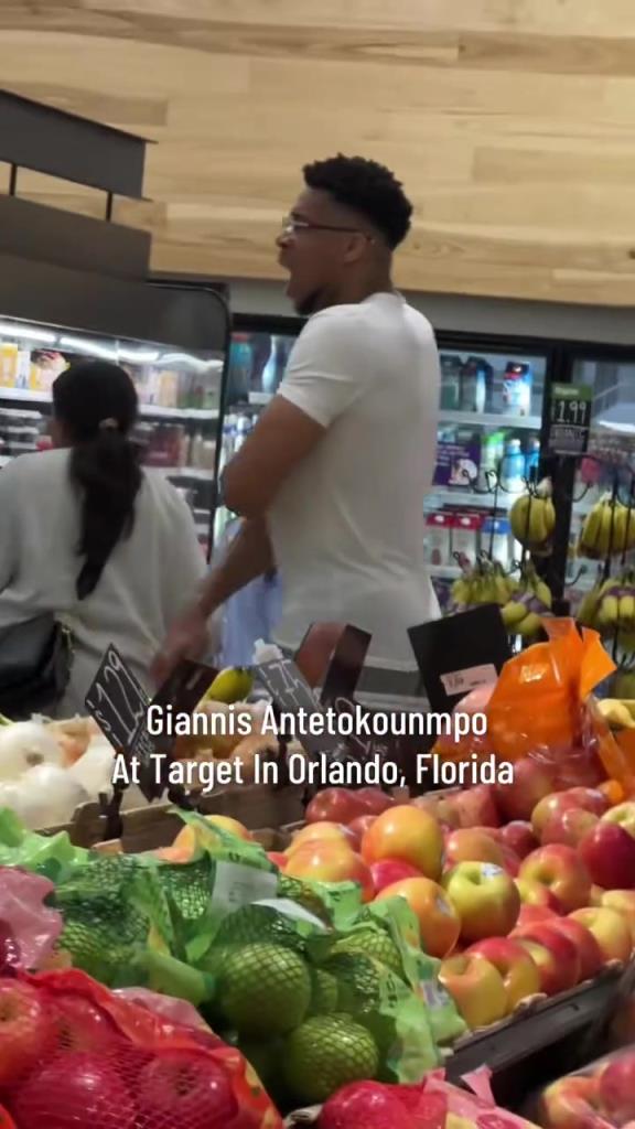 好男人?。∽帜父缭趭W蘭多度假 陪妻子一起逛超市