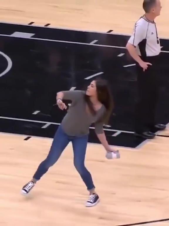 不愧是美國女籃主力，普拉姆的力量太嚇人了