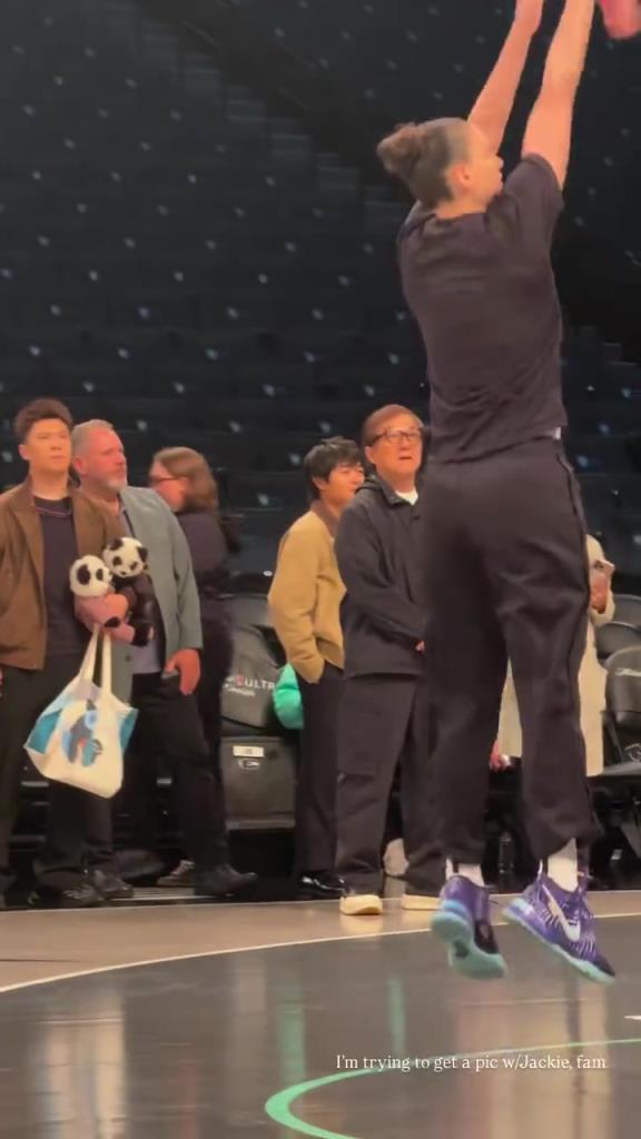 71歲成龍現(xiàn)身巴克萊中心看女籃比賽：她們投籃怎么那么準?。?！