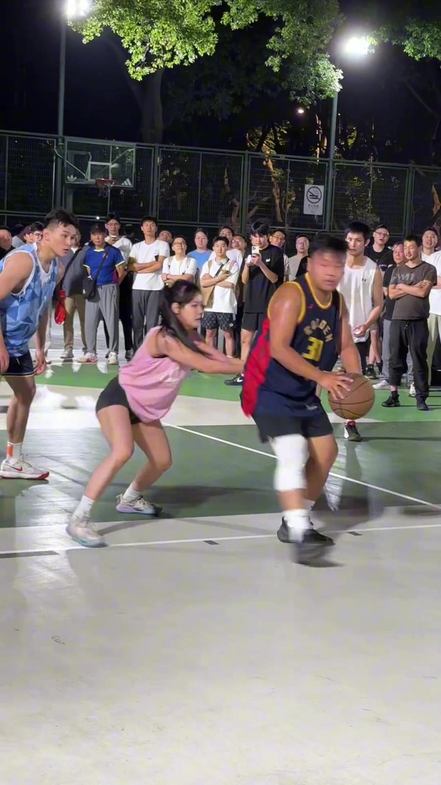 這哥們看見防自己的是女生，一個勁背打，球也不傳了